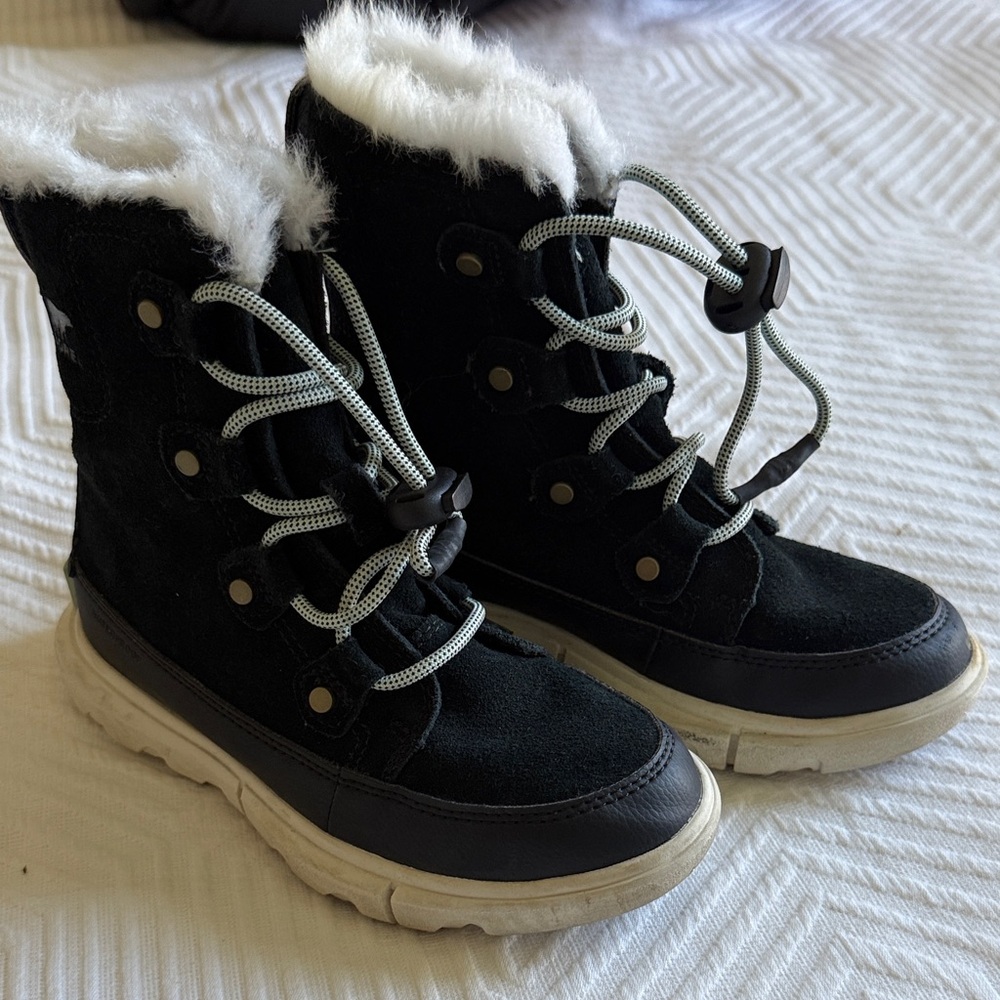 SOREL kids Black Winter Boots with White Fur Trim